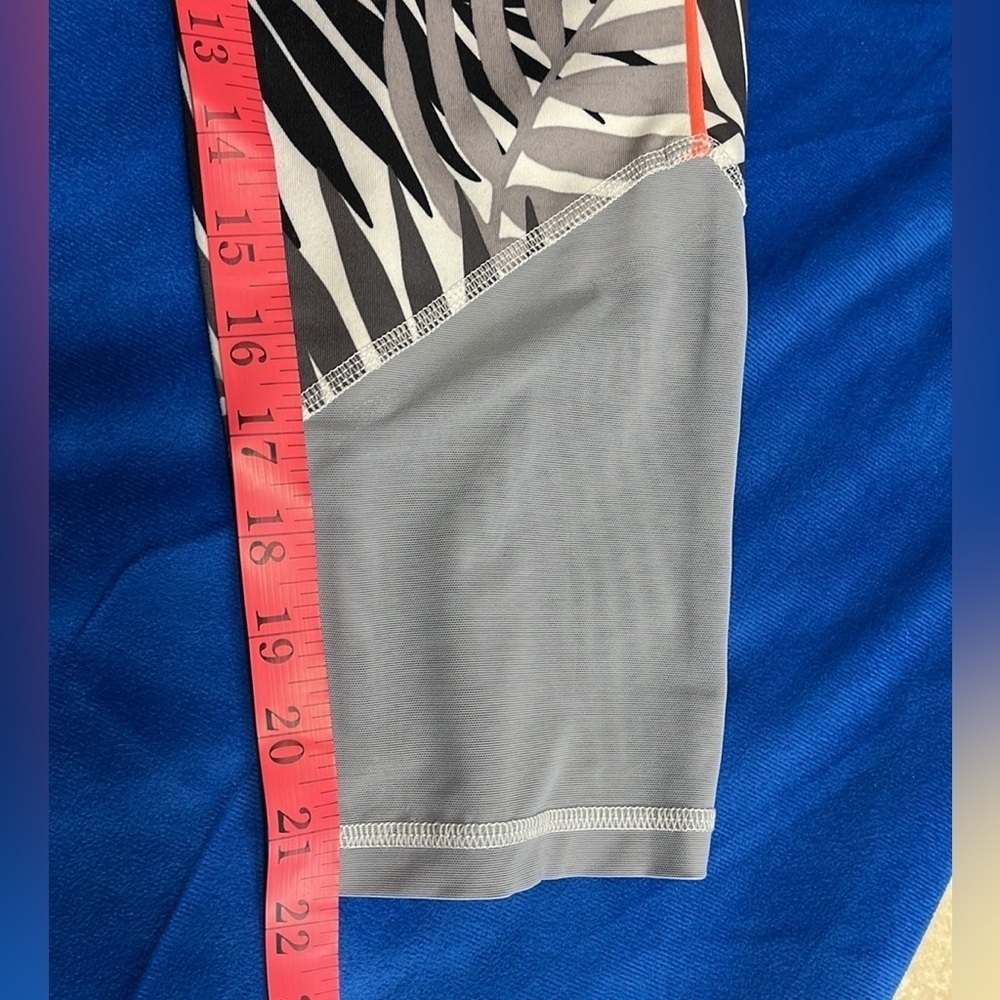 ⭐️ Old Navy Active patterned leggings - size medium - Picture 5 of 7